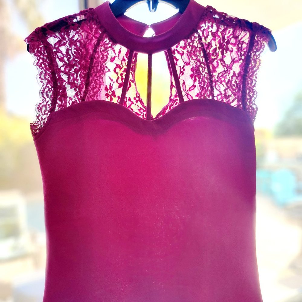 Fuscia sleevless blouse with 3 button key hole back with peek a boo lace